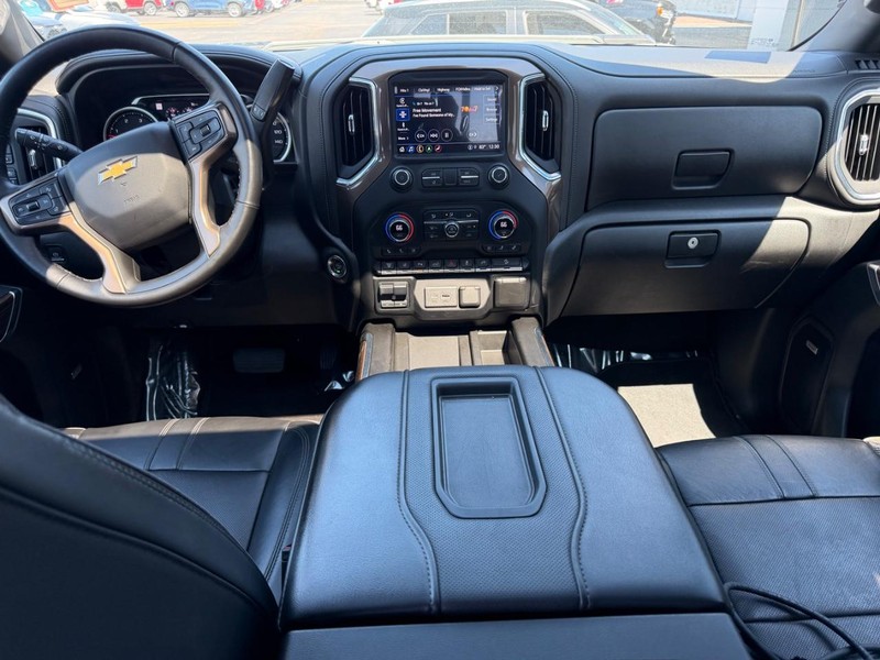Chevrolet Silverado 2500HD Vehicle Full-screen Gallery Image 11