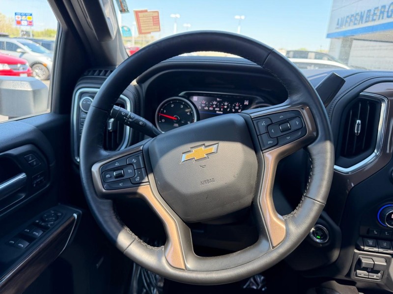 Chevrolet Silverado 2500HD Vehicle Full-screen Gallery Image 12