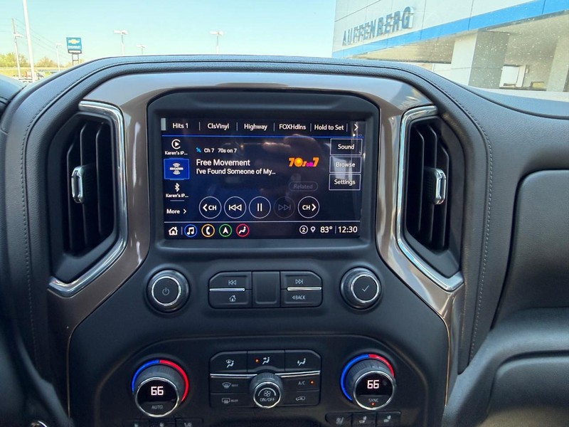 Chevrolet Silverado 2500HD Vehicle Full-screen Gallery Image 15