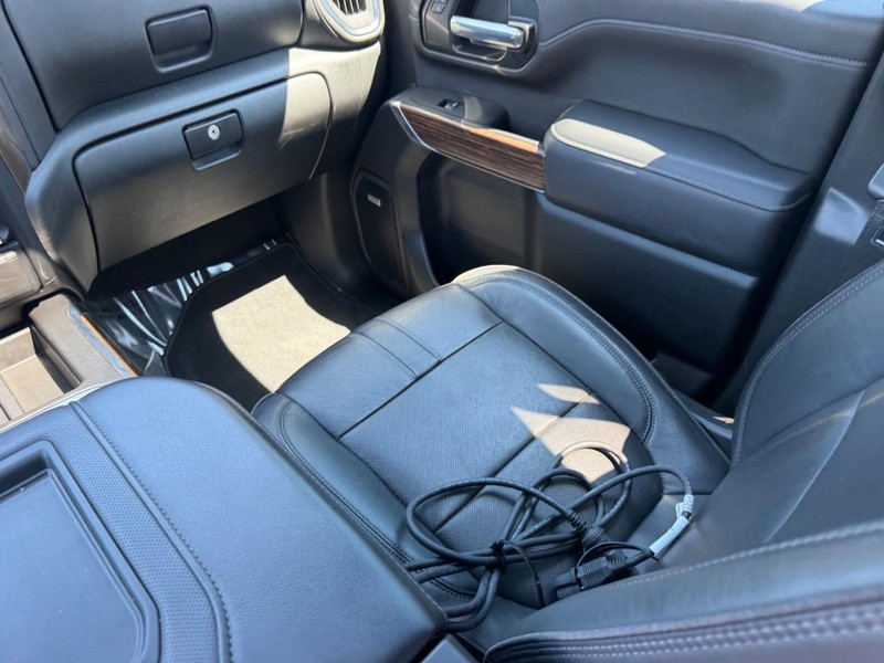 Chevrolet Silverado 2500HD Vehicle Full-screen Gallery Image 17