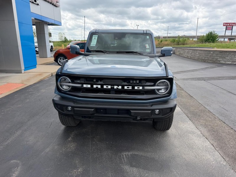Ford Bronco Vehicle Full-screen Gallery Image 03