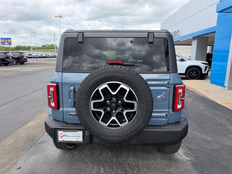 Ford Bronco Vehicle Full-screen Gallery Image 06