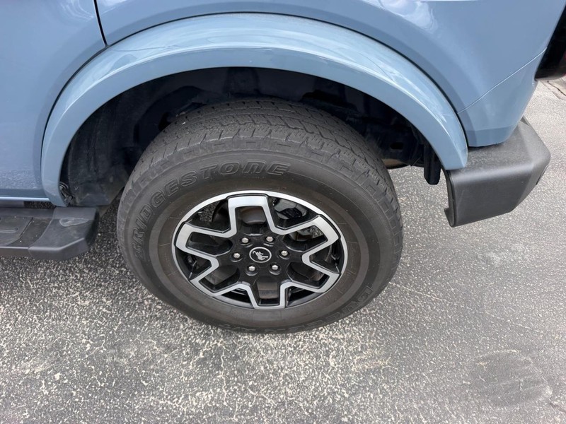 Ford Bronco Vehicle Full-screen Gallery Image 08