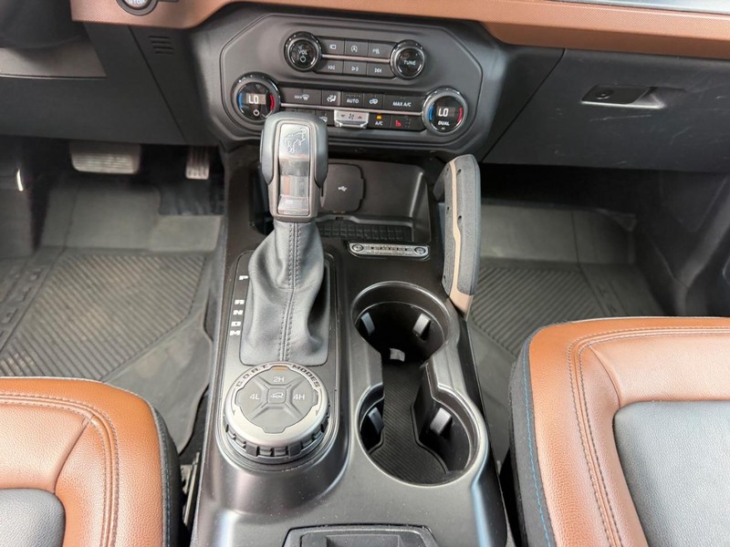 Ford Bronco Vehicle Full-screen Gallery Image 16