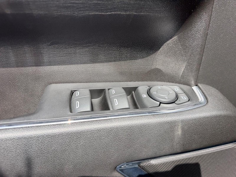 Chevrolet Silverado 1500 Vehicle Full-screen Gallery Image 18