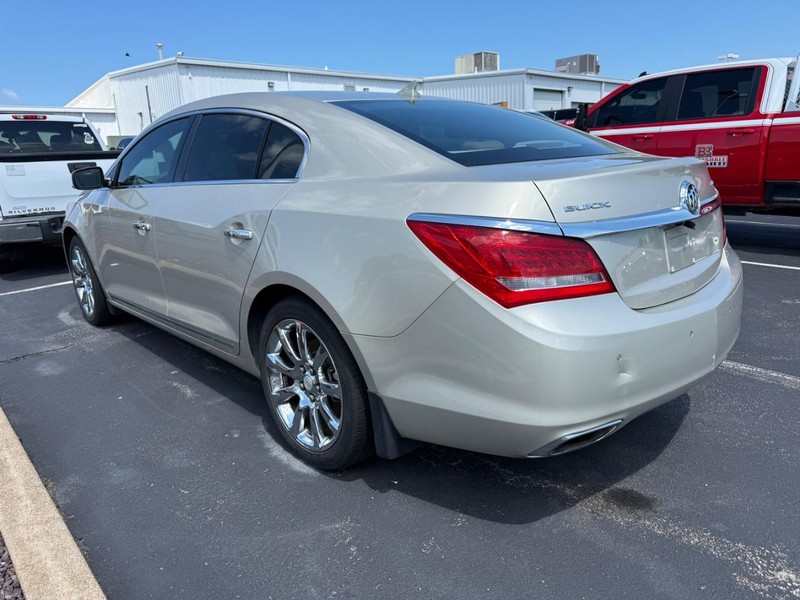 Buick LaCrosse Vehicle Full-screen Gallery Image 03