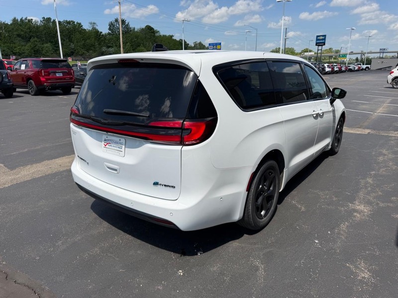 Chrysler Pacifica Vehicle Full-screen Gallery Image 05