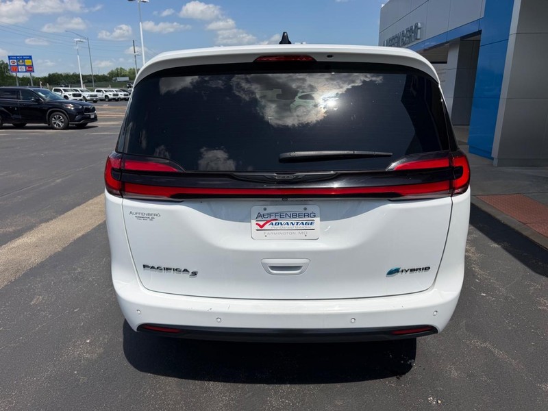 Chrysler Pacifica Vehicle Full-screen Gallery Image 06