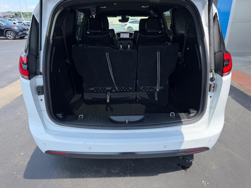 Chrysler Pacifica Vehicle Full-screen Gallery Image 07