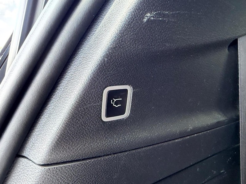 Chrysler Pacifica Vehicle Full-screen Gallery Image 08
