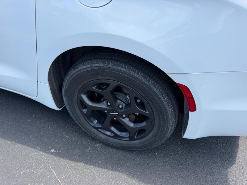 Chrysler Pacifica Vehicle Full-screen Gallery Image 09