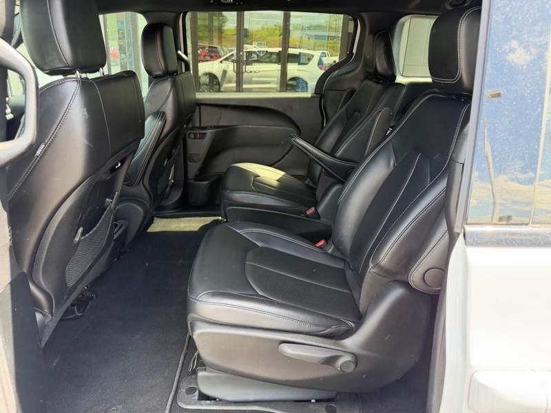 Chrysler Pacifica Vehicle Full-screen Gallery Image 11