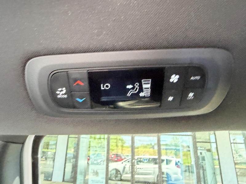 Chrysler Pacifica Vehicle Full-screen Gallery Image 12