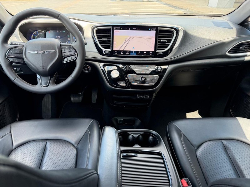 Chrysler Pacifica Vehicle Full-screen Gallery Image 13