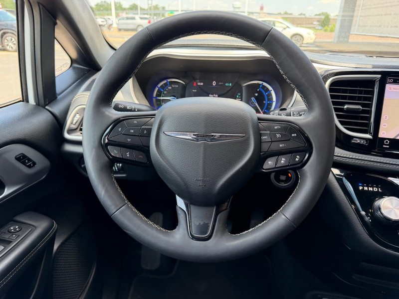 Chrysler Pacifica Vehicle Full-screen Gallery Image 14