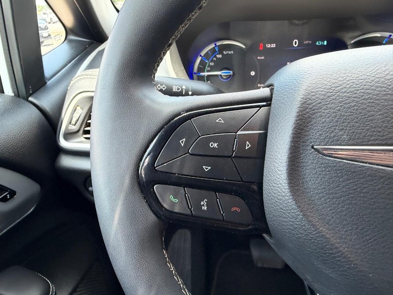 Chrysler Pacifica Vehicle Full-screen Gallery Image 15