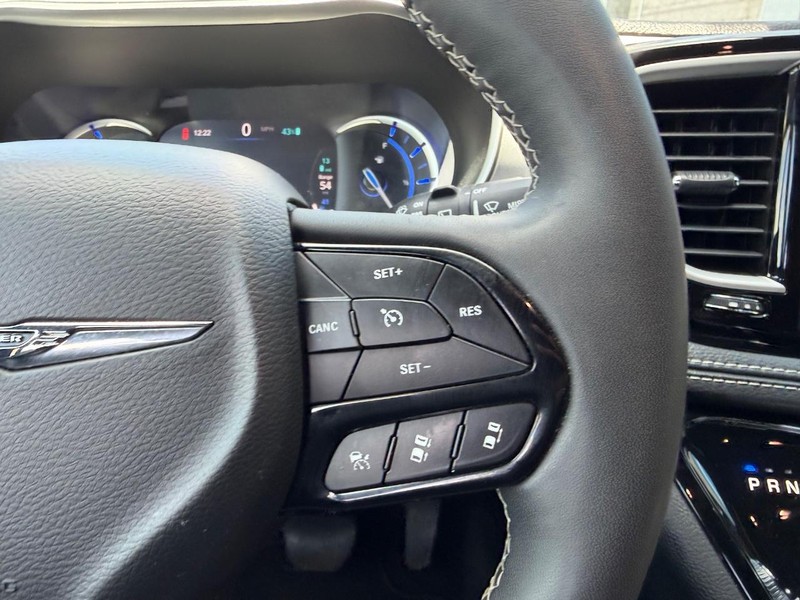 Chrysler Pacifica Vehicle Full-screen Gallery Image 16