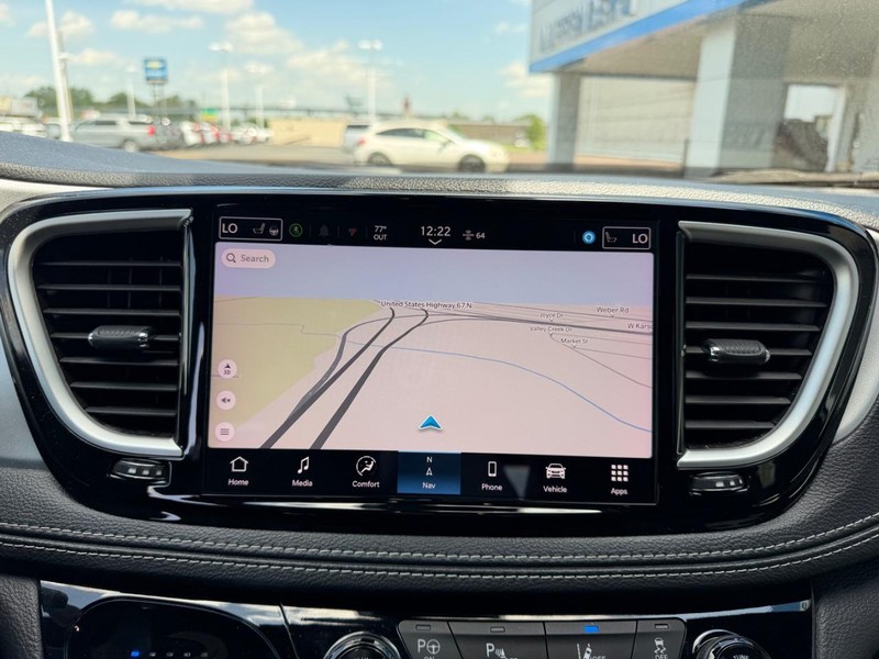 Chrysler Pacifica Vehicle Full-screen Gallery Image 17