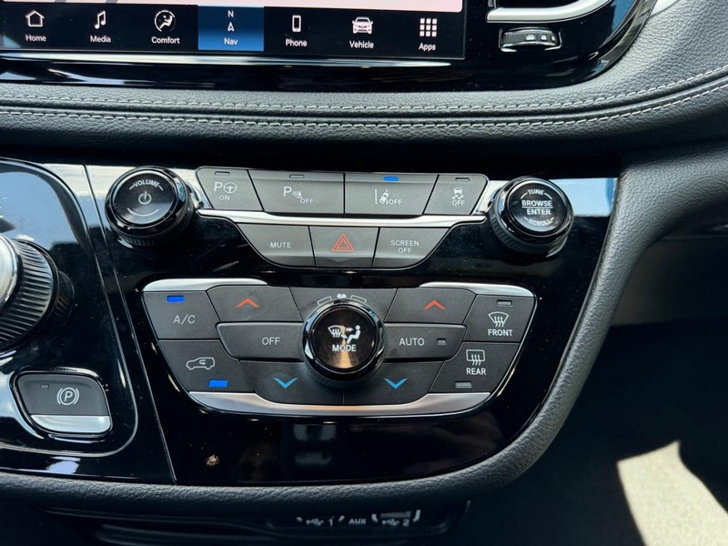 Chrysler Pacifica Vehicle Full-screen Gallery Image 18