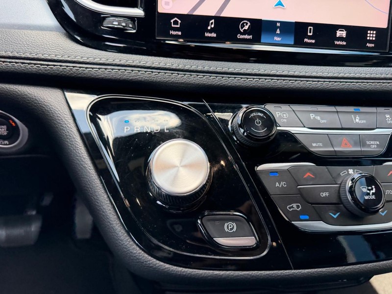 Chrysler Pacifica Vehicle Full-screen Gallery Image 19