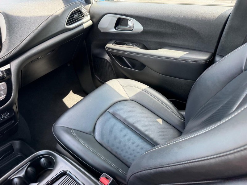 Chrysler Pacifica Vehicle Full-screen Gallery Image 20