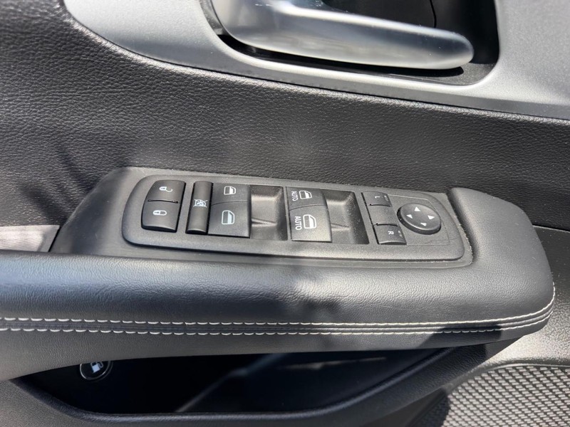 Chrysler Pacifica Vehicle Full-screen Gallery Image 21
