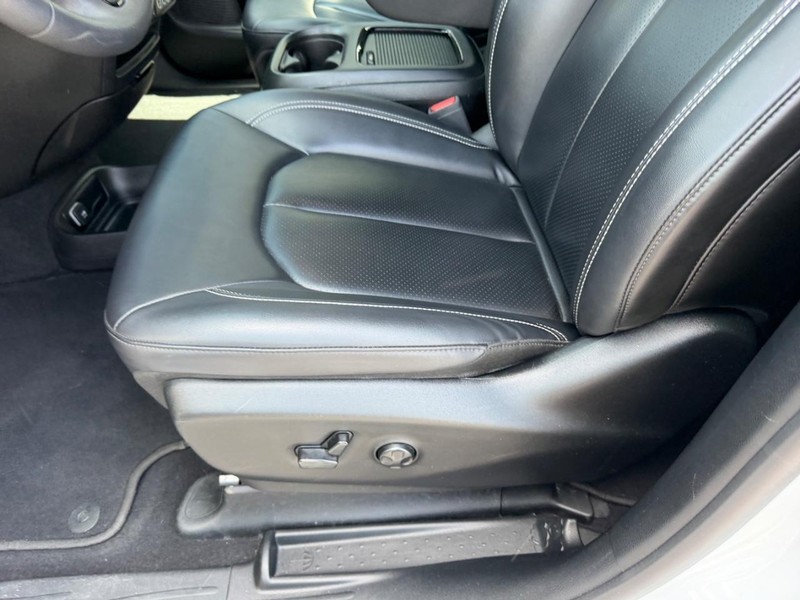 Chrysler Pacifica Vehicle Full-screen Gallery Image 23