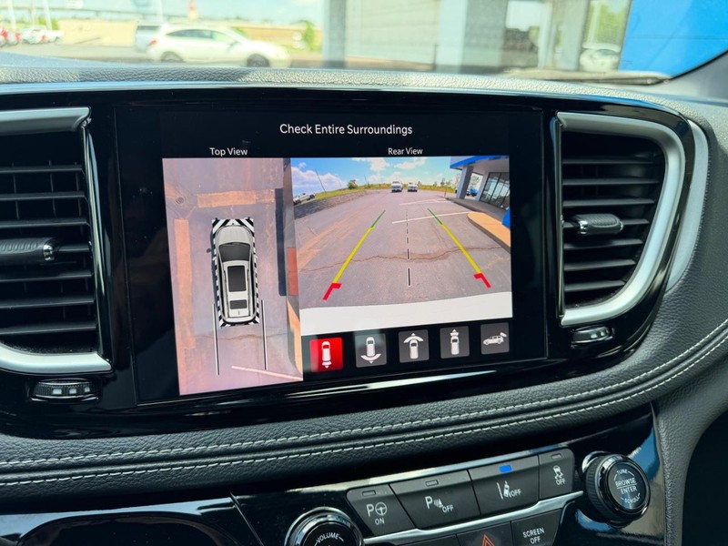 Chrysler Pacifica Vehicle Full-screen Gallery Image 25