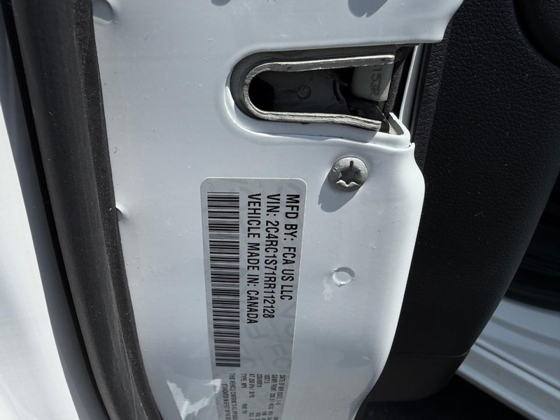 Chrysler Pacifica Vehicle Full-screen Gallery Image 26