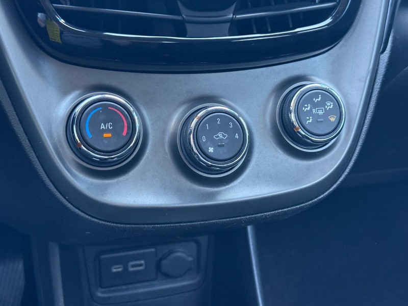 Chevrolet Spark Vehicle Full-screen Gallery Image 17