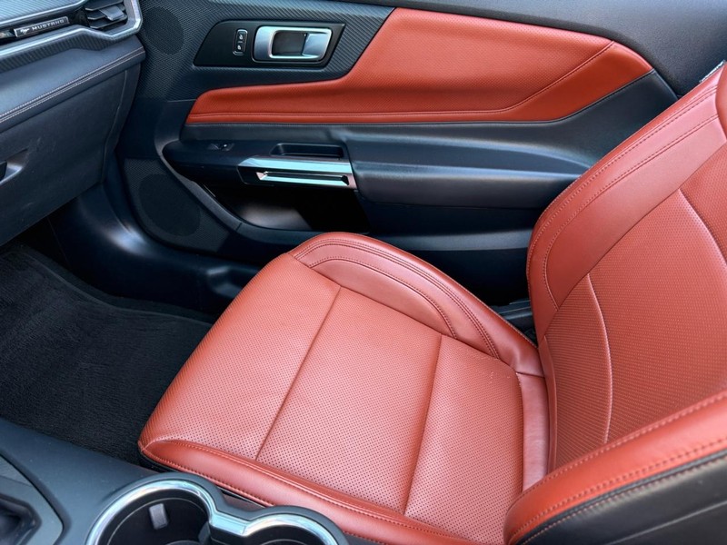 Ford Mustang Vehicle Full-screen Gallery Image 23