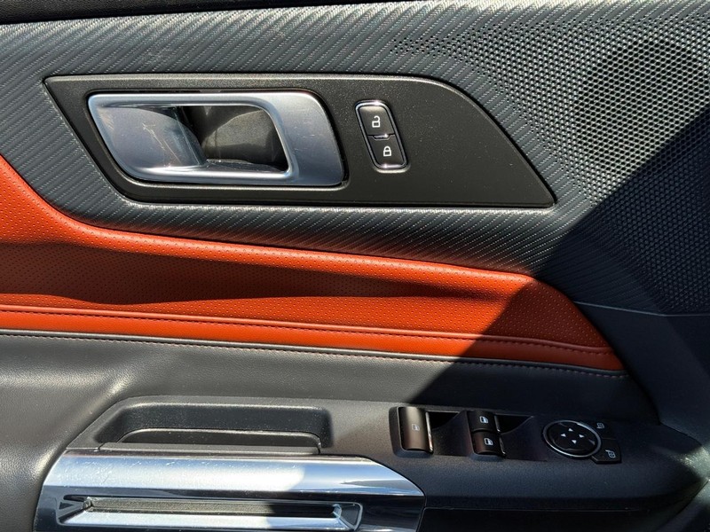 Ford Mustang Vehicle Full-screen Gallery Image 26