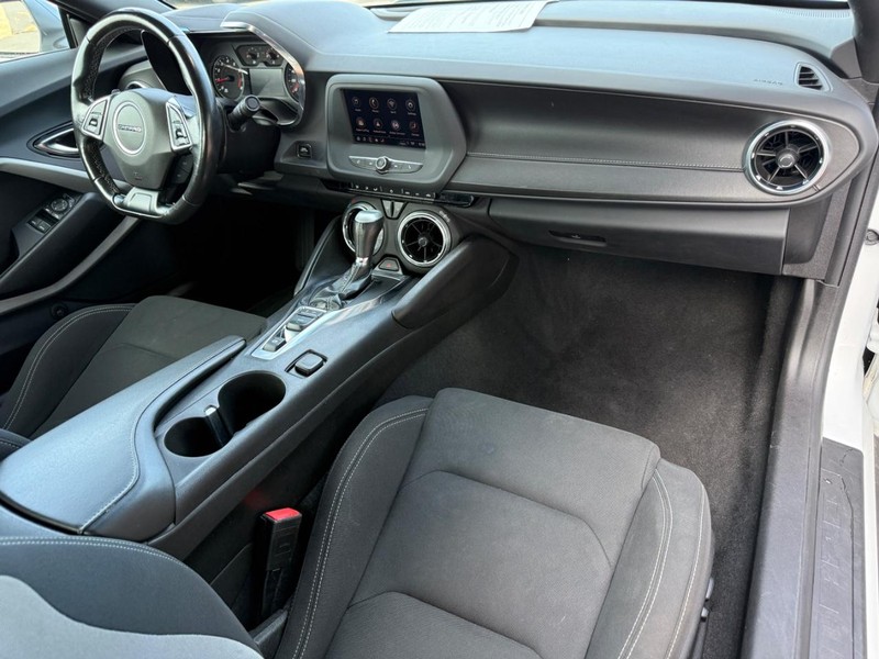 Chevrolet Camaro Vehicle Full-screen Gallery Image 12