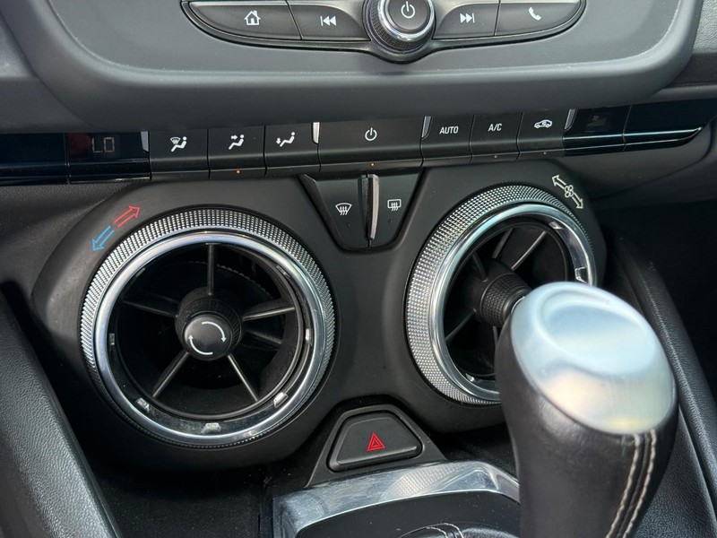 Chevrolet Camaro Vehicle Full-screen Gallery Image 19