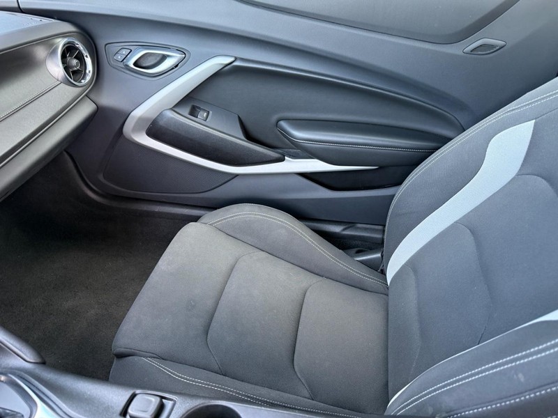 Chevrolet Camaro Vehicle Full-screen Gallery Image 21