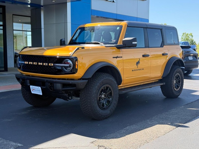 Ford Bronco Vehicle Full-screen Gallery Image 02