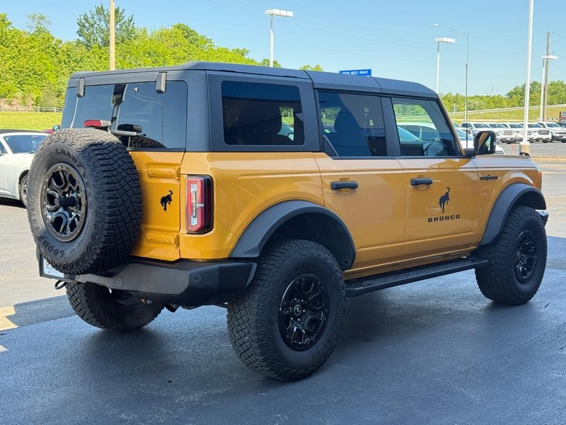 Ford Bronco Vehicle Full-screen Gallery Image 05