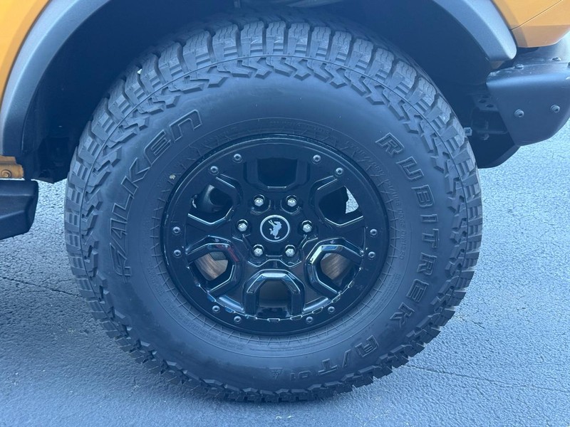 Ford Bronco Vehicle Full-screen Gallery Image 07