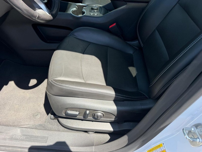GMC Terrain Vehicle Full-screen Gallery Image 22
