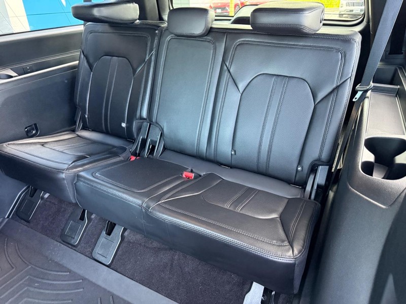 Ford Expedition Max Vehicle Full-screen Gallery Image 10