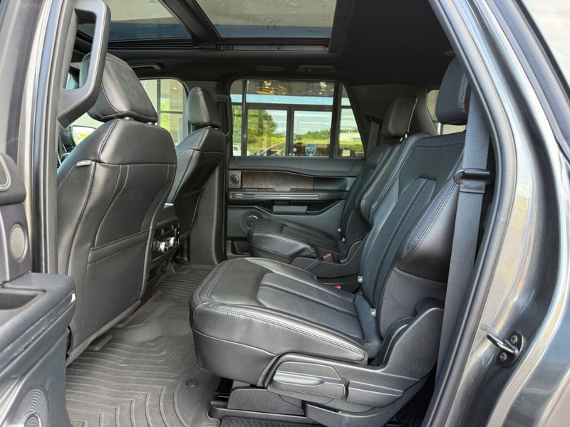 Ford Expedition Max Vehicle Full-screen Gallery Image 11