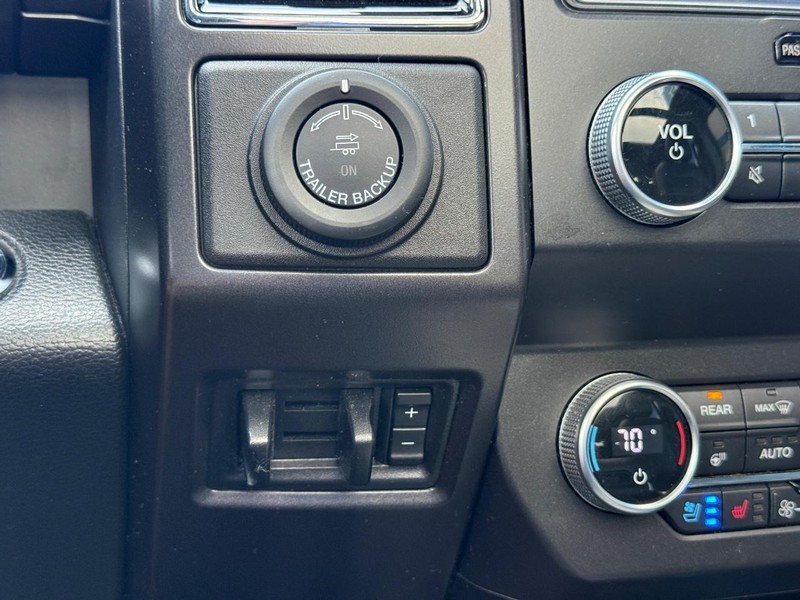 Ford Expedition Max Vehicle Full-screen Gallery Image 19