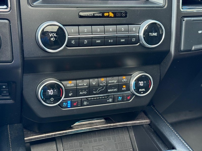 Ford Expedition Max Vehicle Full-screen Gallery Image 22