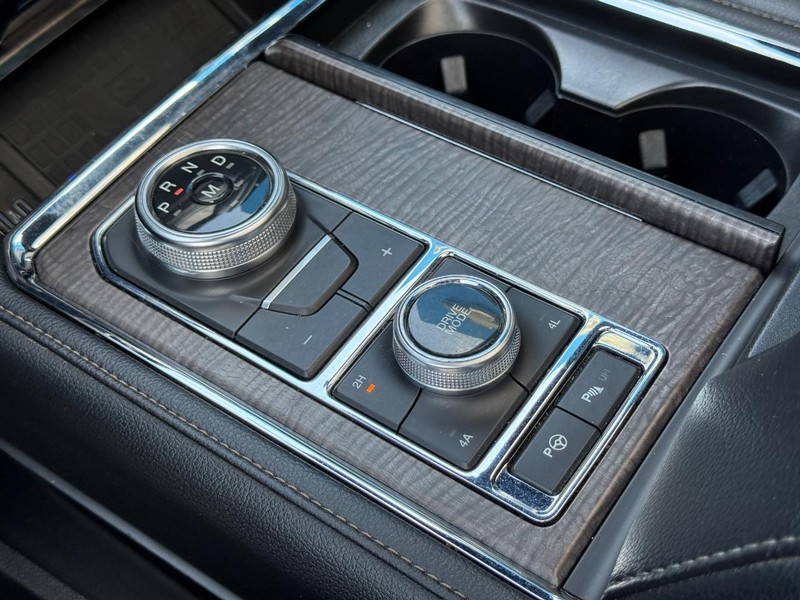 Ford Expedition Max Vehicle Full-screen Gallery Image 24