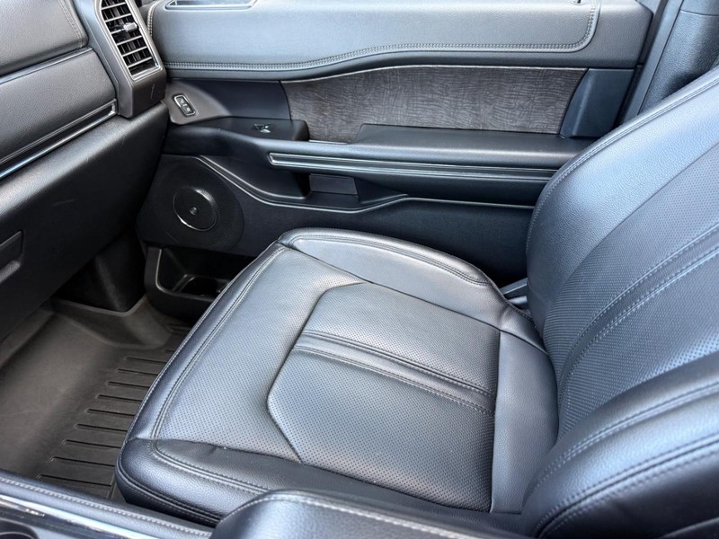 Ford Expedition Max Vehicle Full-screen Gallery Image 25