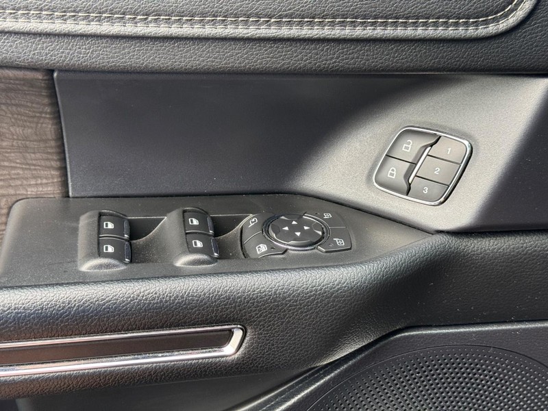 Ford Expedition Max Vehicle Full-screen Gallery Image 28