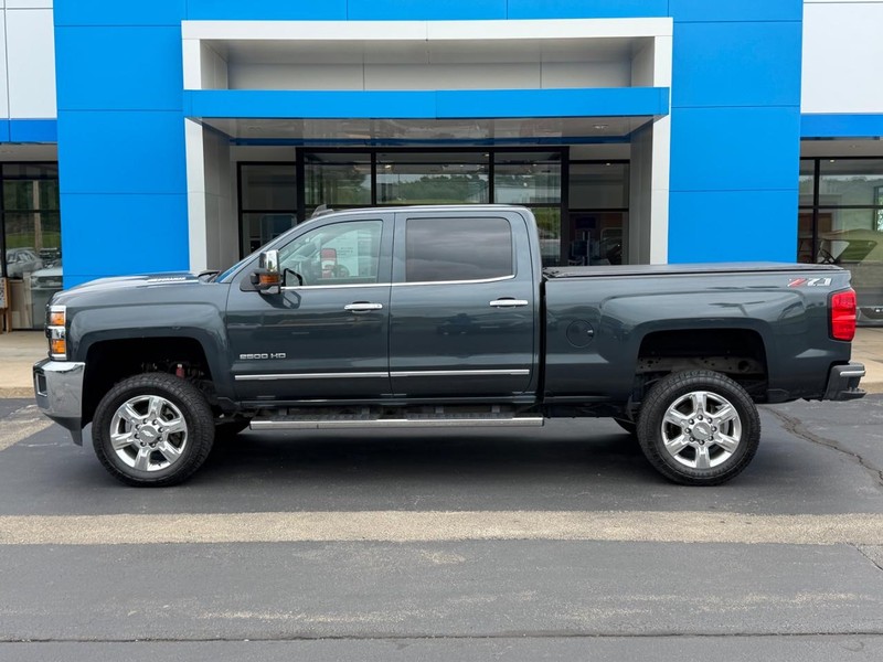 Chevrolet Silverado 2500HD Vehicle Full-screen Gallery Image 01