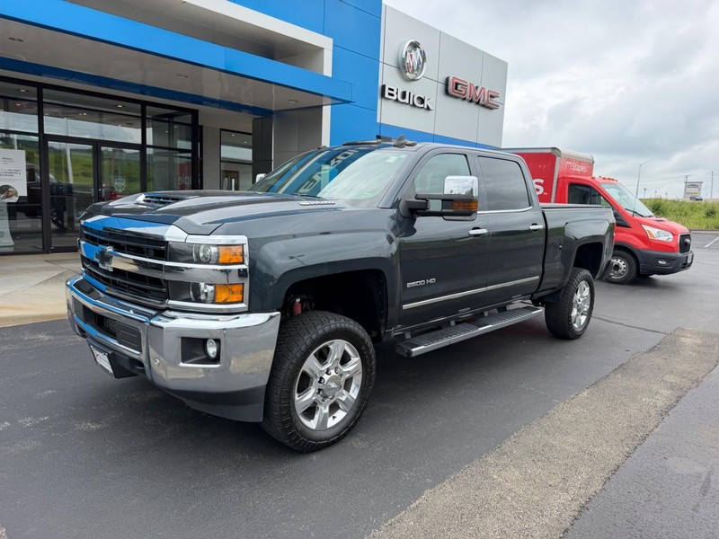 Chevrolet Silverado 2500HD Vehicle Full-screen Gallery Image 02