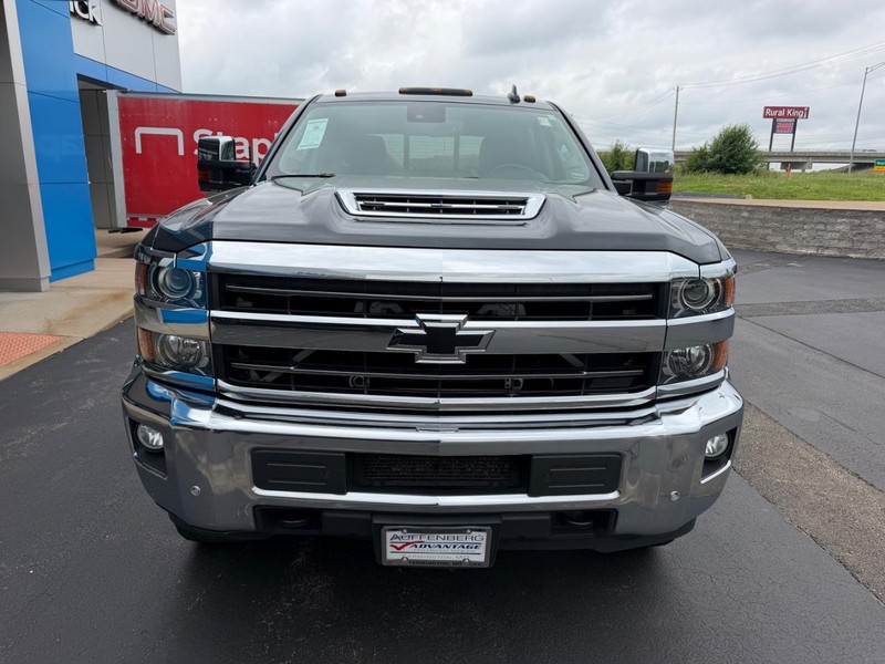 Chevrolet Silverado 2500HD Vehicle Full-screen Gallery Image 03