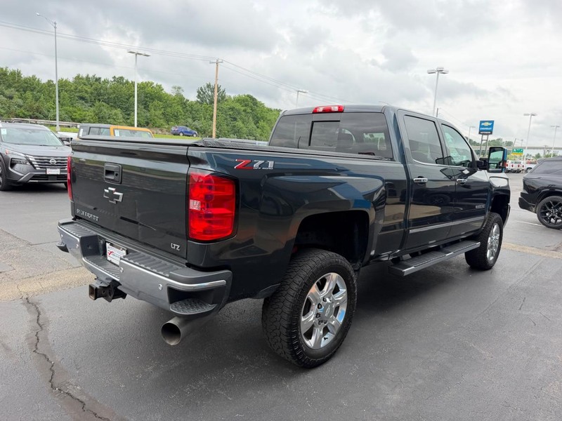 Chevrolet Silverado 2500HD Vehicle Full-screen Gallery Image 05